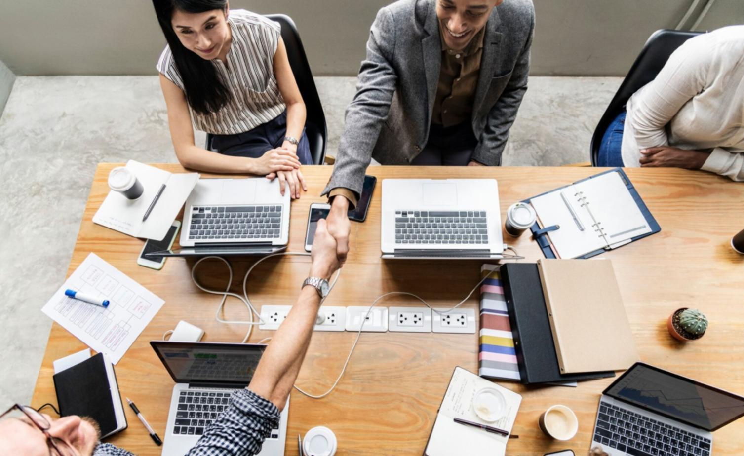 Студенты изучают английский в интерактивном формате